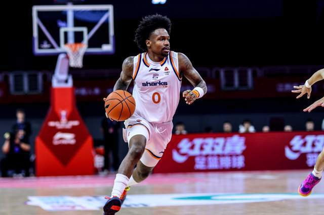乐鱼体育app-上海男篮已经将两位超级外援合同转正！全额保障，卢伟眼光太毒辣